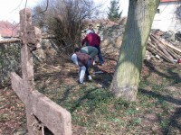 /album/fotogalerie-dobrovolna-akce-jarni-uklid-kolem-svarovskeho-kostela-sv-lukase/brigada-21-3-2015-kostel-svarov-008-jpg1/